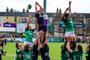 Lineout time for Ireland and Scotland. Photo: Stephen Kisbey-Green